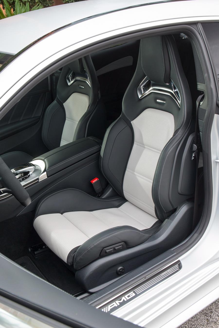 Интерьер Mercedes-AMG C63 S Coupe 2015 года  (фото 9 из 40)